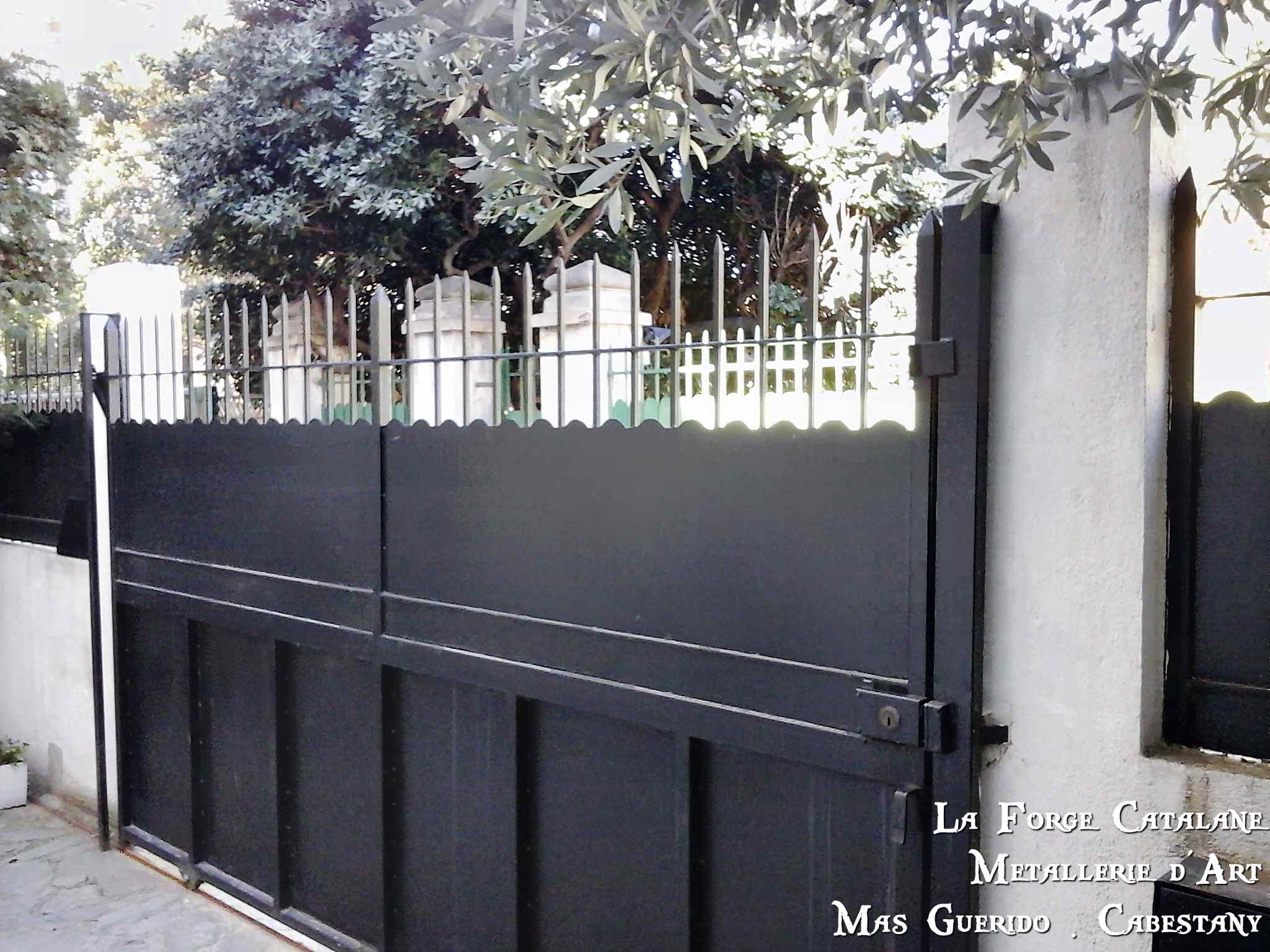 portail tole 1 face festonage partie haute se terminant par pointes forge catalane.jpg